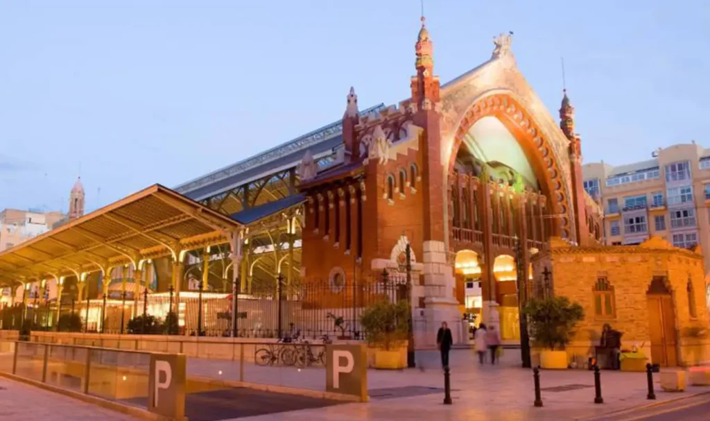 Si no sabes que visitar en Valencia ven al Mercat Color un lugar encantador