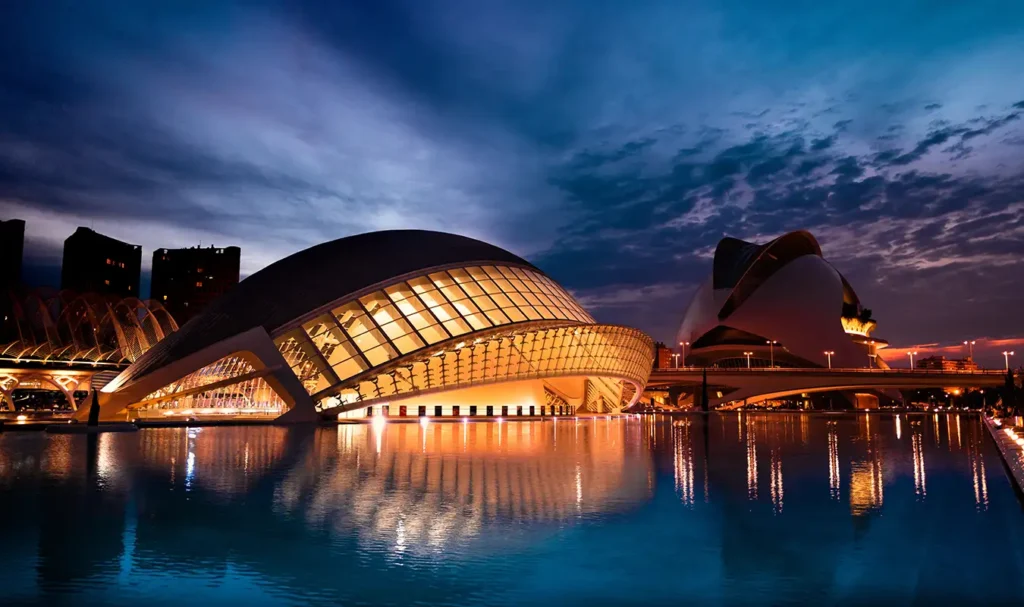Ciudad de las Artes y las Ciencia es de los 10 principales lugares que visitar en Valencia