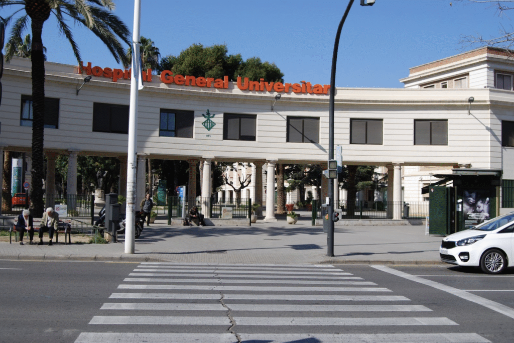 Entrada del Hospital General Universitari de València en la avenida de les Tres Creus