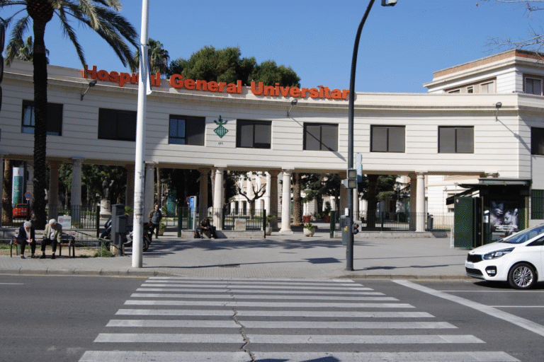 Entrada del Hospital General Universitari de València en la avenida de les Tres Creus